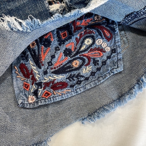 MAURICES Size 9/10 Distressed Denim Jean Shorts Embroidered Exposed Pockets - Picture 6 of 10